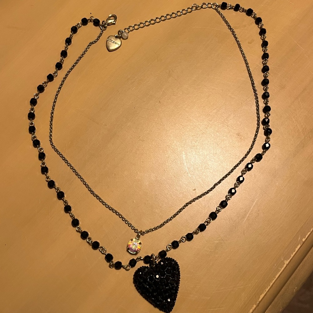 BETSEY JOHNSON BLACK SPARKLY HEART NECKLACE